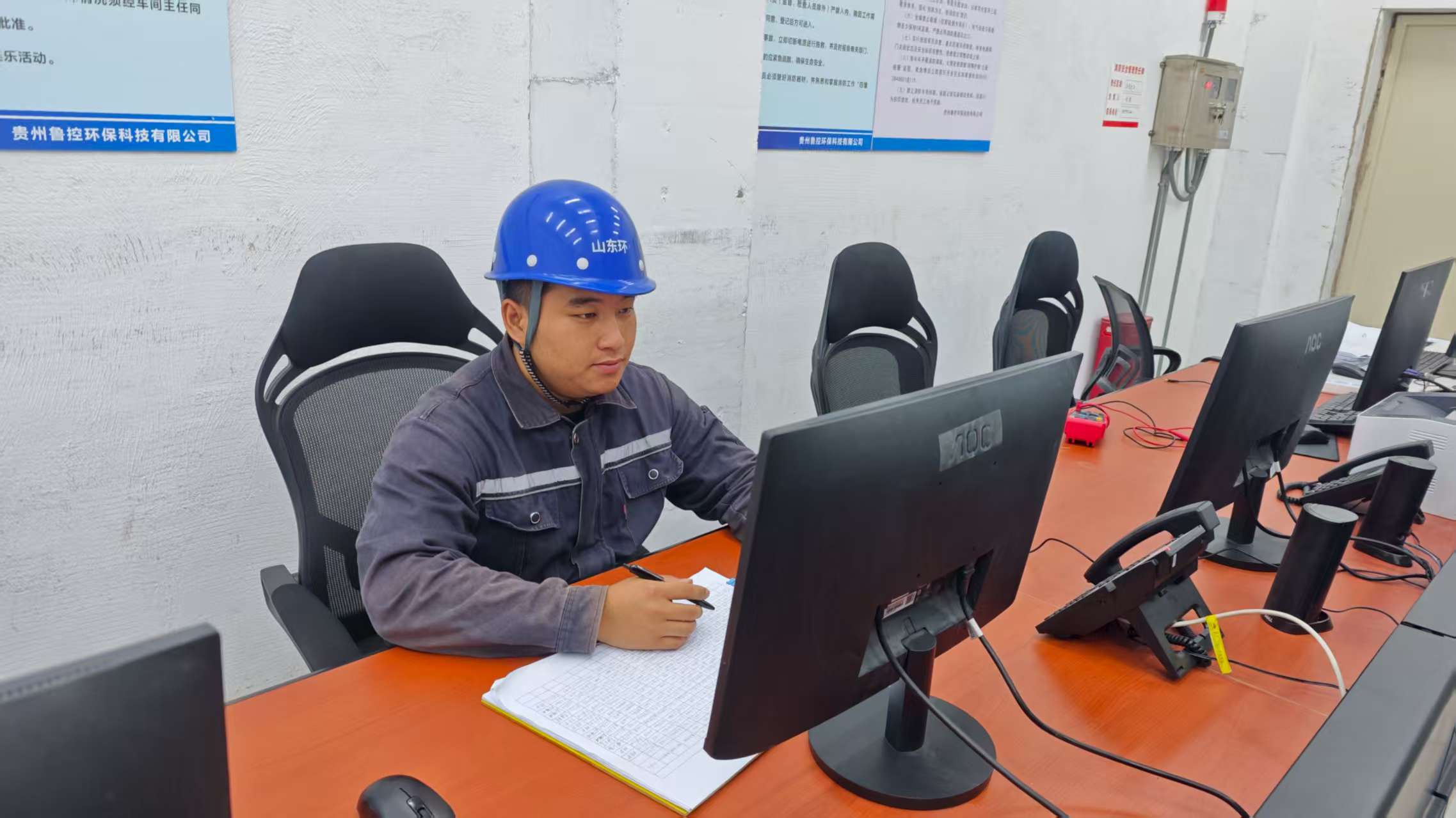 1756954047967.jpg 圖為景紅富在進行運行參數(shù)匯總整理.jpg